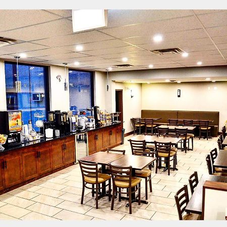 Super 8 By Wyndham Kelowna Bc Esterno foto