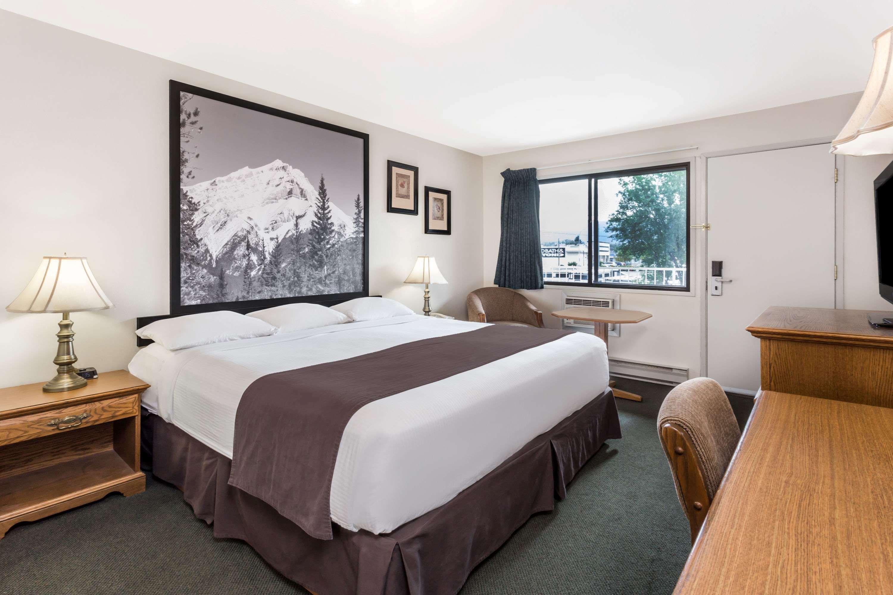 Super 8 By Wyndham Kelowna Bc Esterno foto