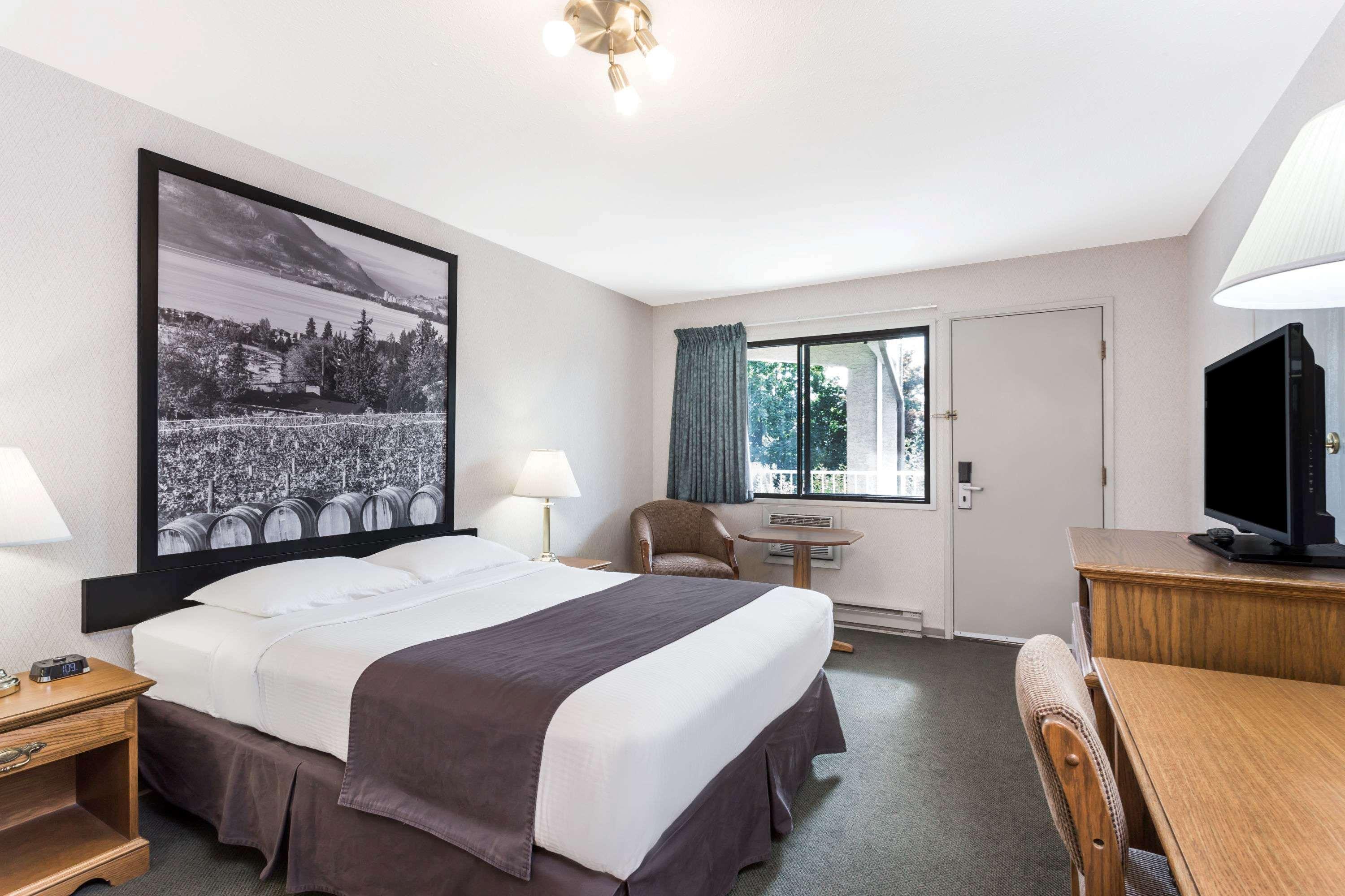 Super 8 By Wyndham Kelowna Bc Esterno foto