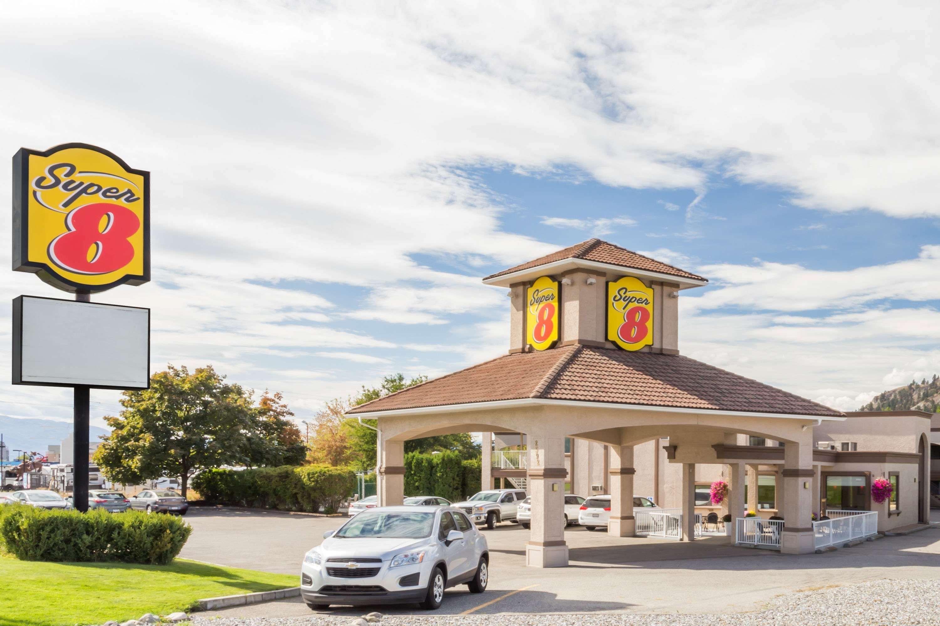 Super 8 By Wyndham Kelowna Bc Esterno foto