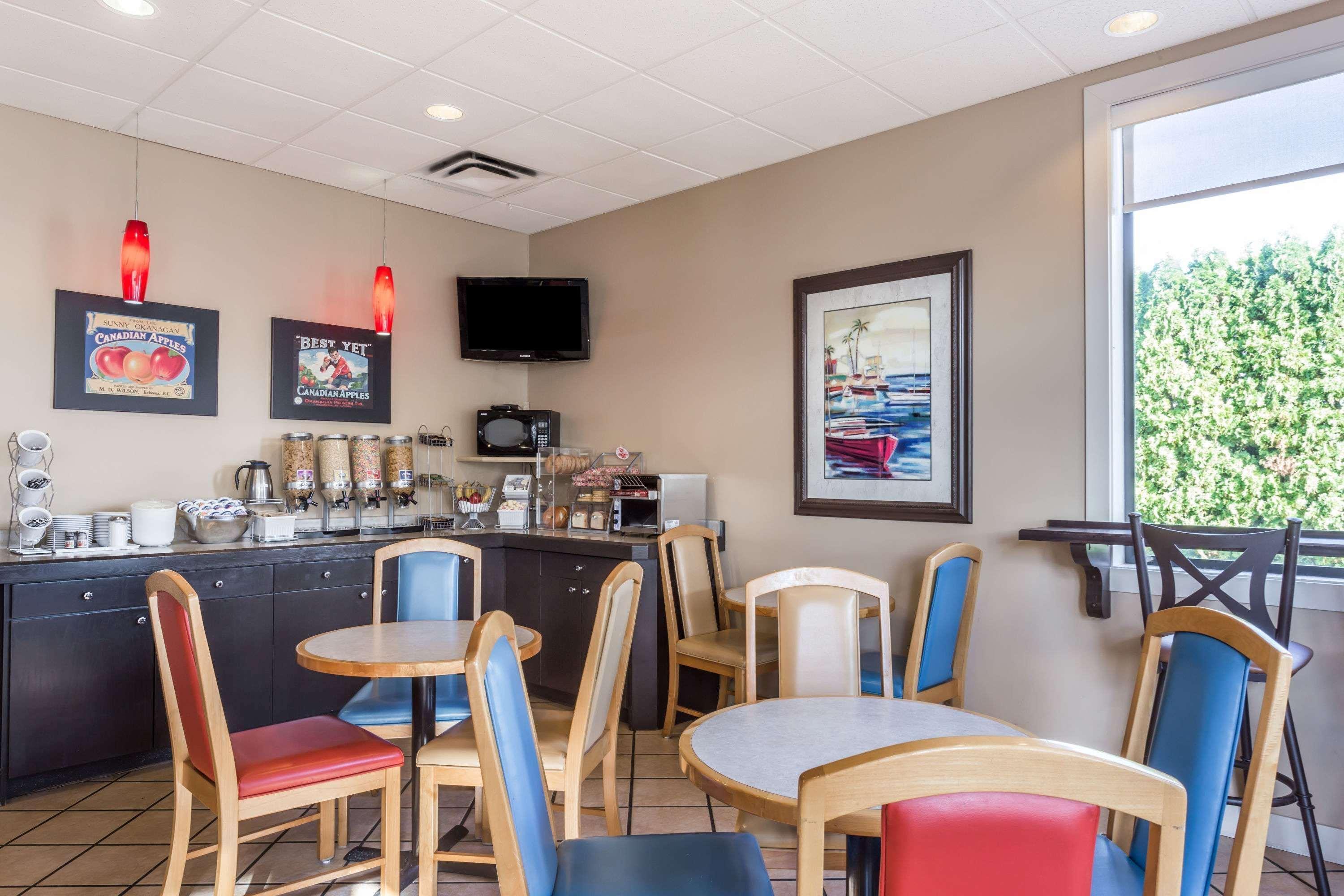 Super 8 By Wyndham Kelowna Bc Esterno foto