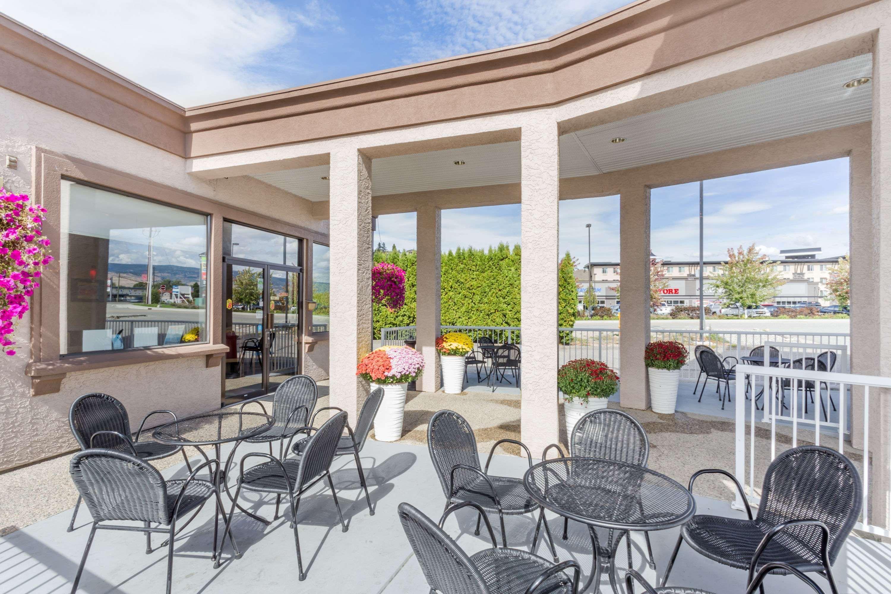 Super 8 By Wyndham Kelowna Bc Esterno foto