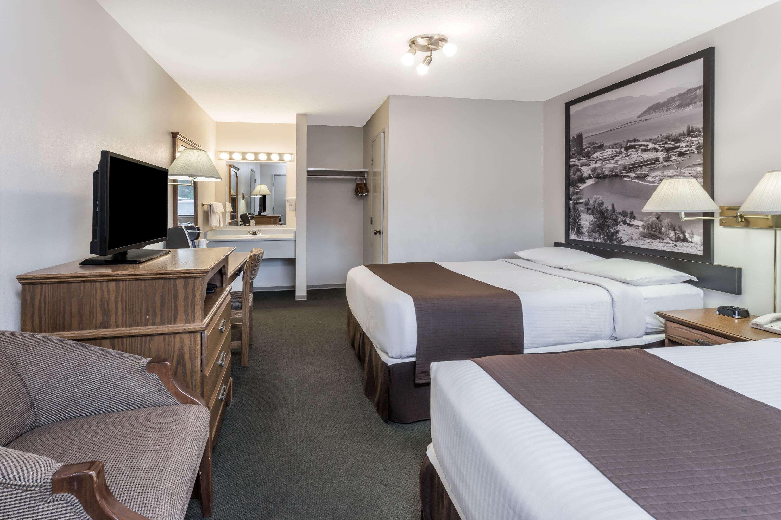 Super 8 By Wyndham Kelowna Bc Esterno foto