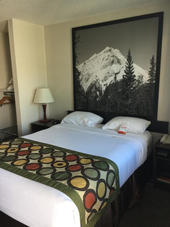 Super 8 By Wyndham Kelowna Bc Esterno foto