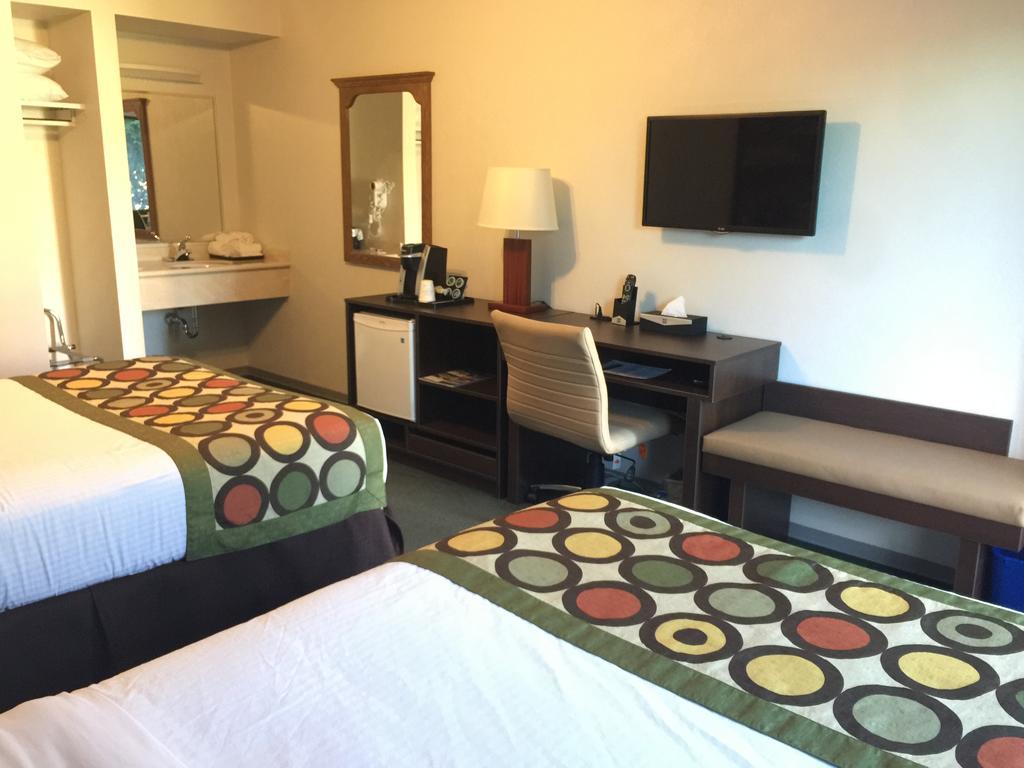 Super 8 By Wyndham Kelowna Bc Esterno foto