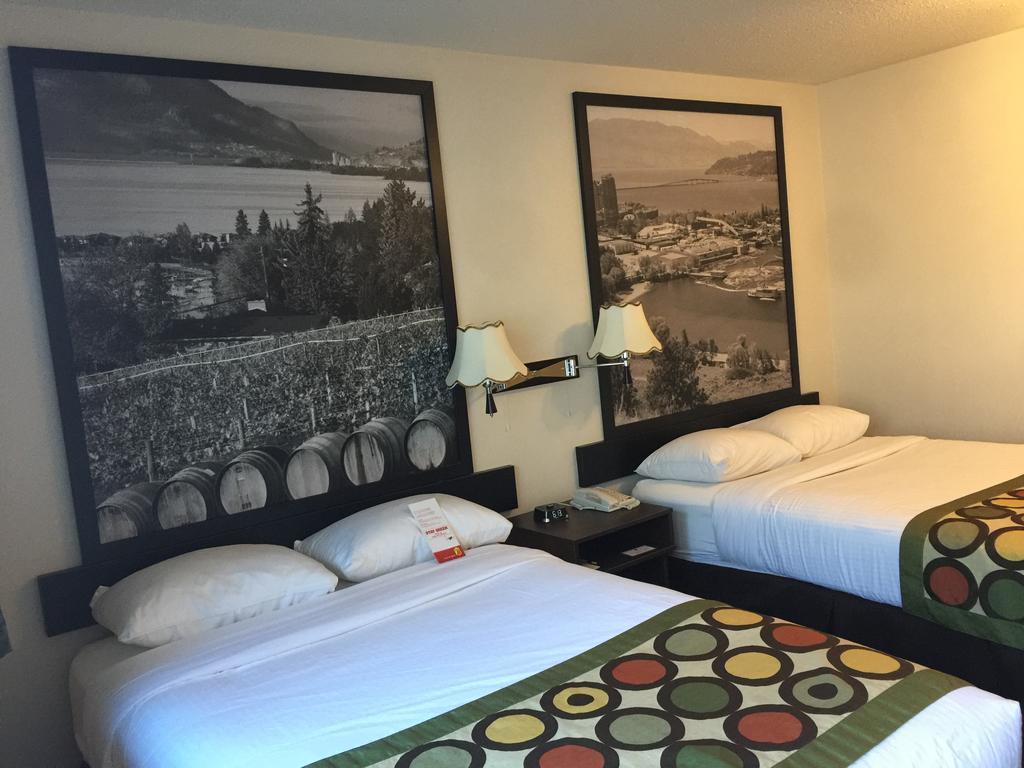 Super 8 By Wyndham Kelowna Bc Esterno foto