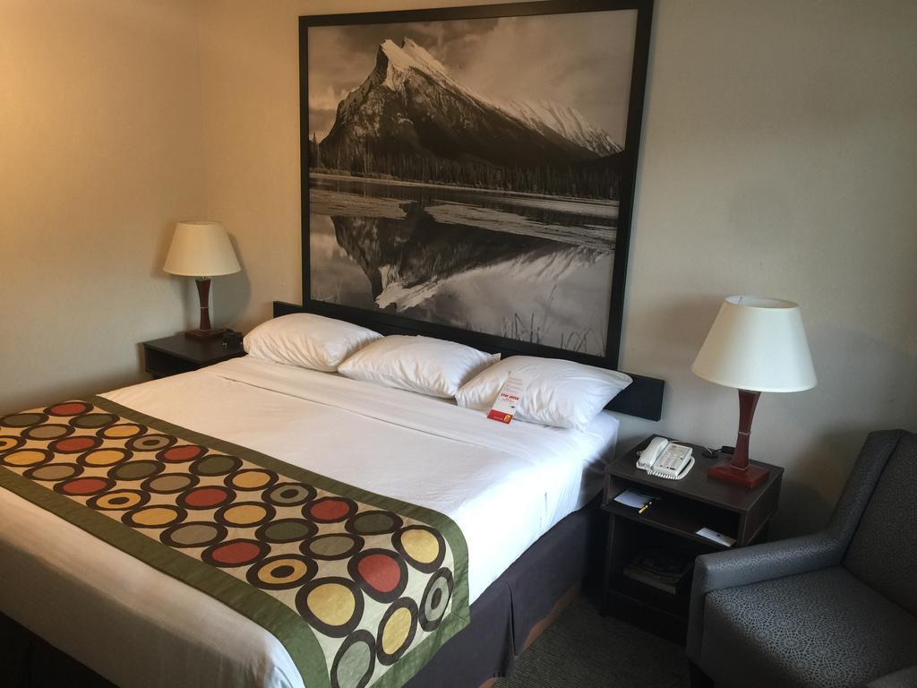 Super 8 By Wyndham Kelowna Bc Esterno foto