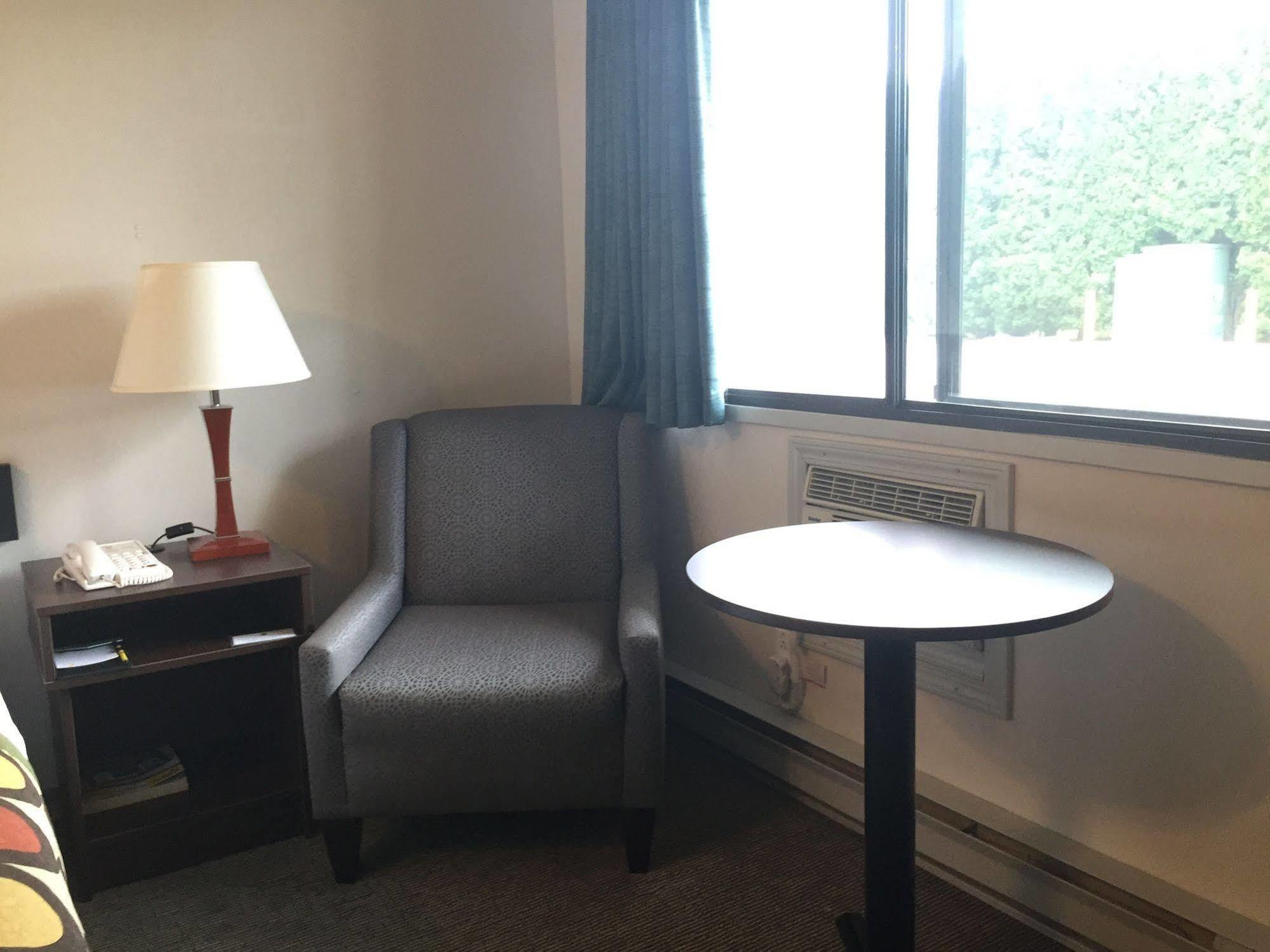 Super 8 By Wyndham Kelowna Bc Esterno foto