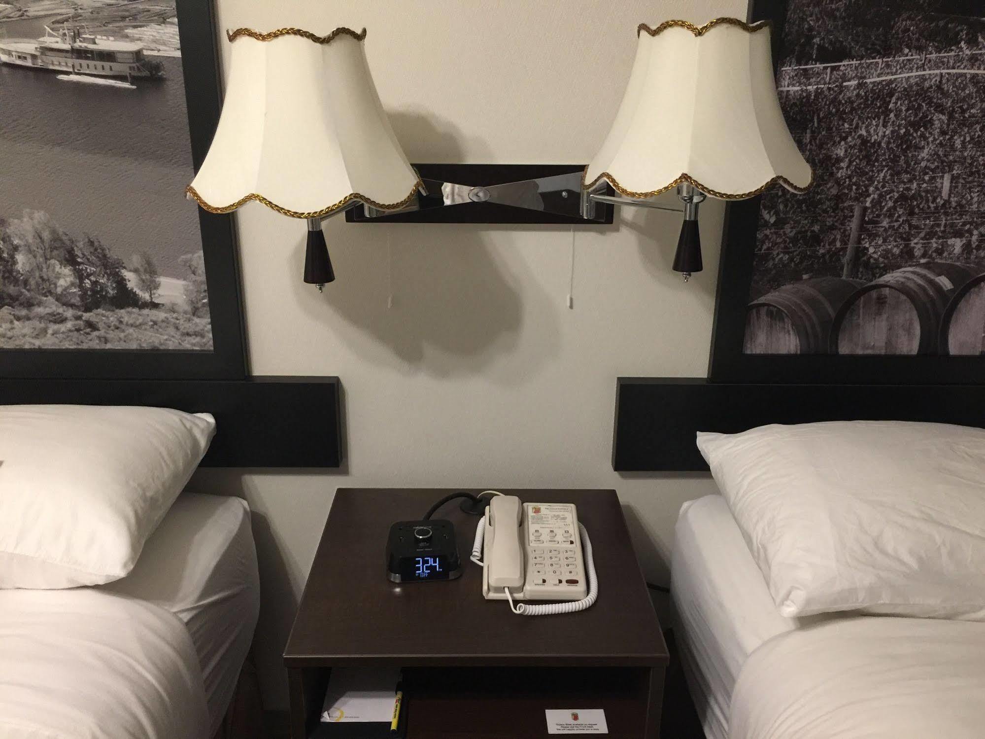 Super 8 By Wyndham Kelowna Bc Esterno foto