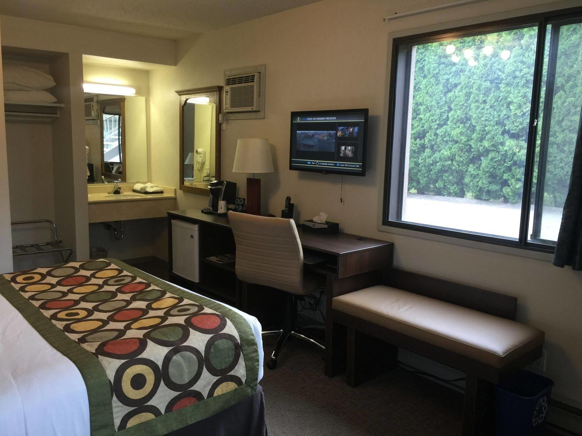 Super 8 By Wyndham Kelowna Bc Esterno foto