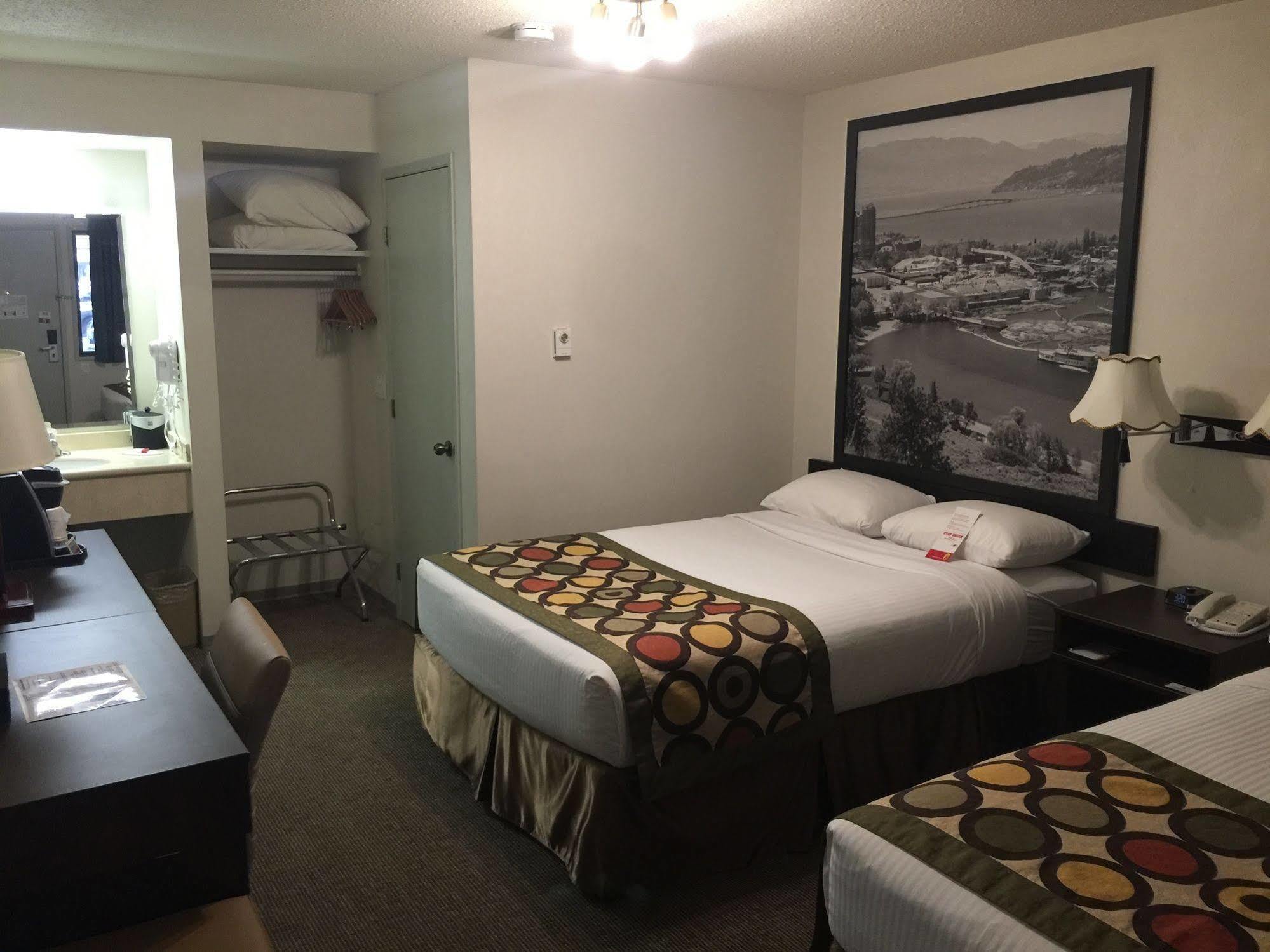 Super 8 By Wyndham Kelowna Bc Esterno foto
