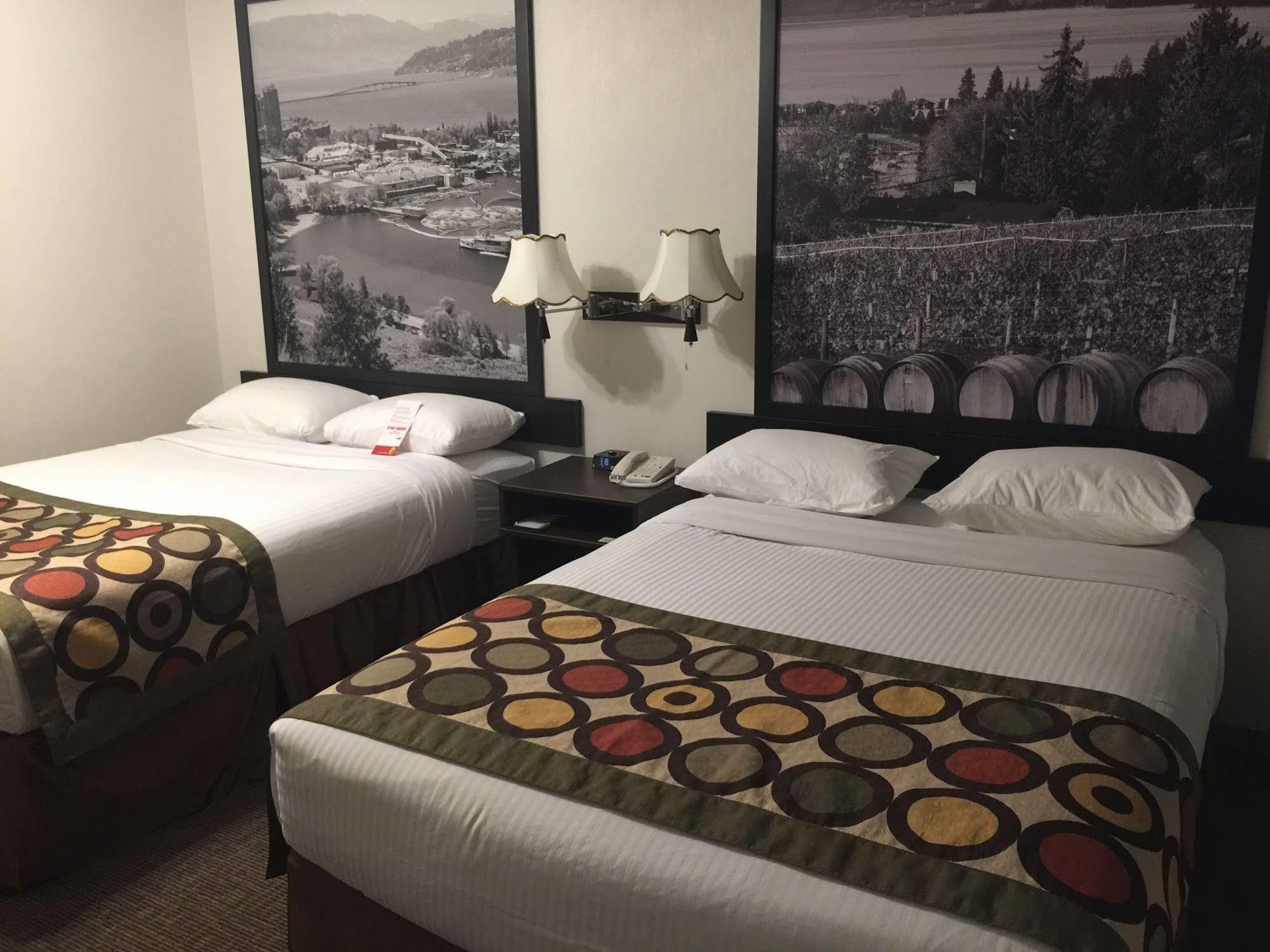 Super 8 By Wyndham Kelowna Bc Esterno foto
