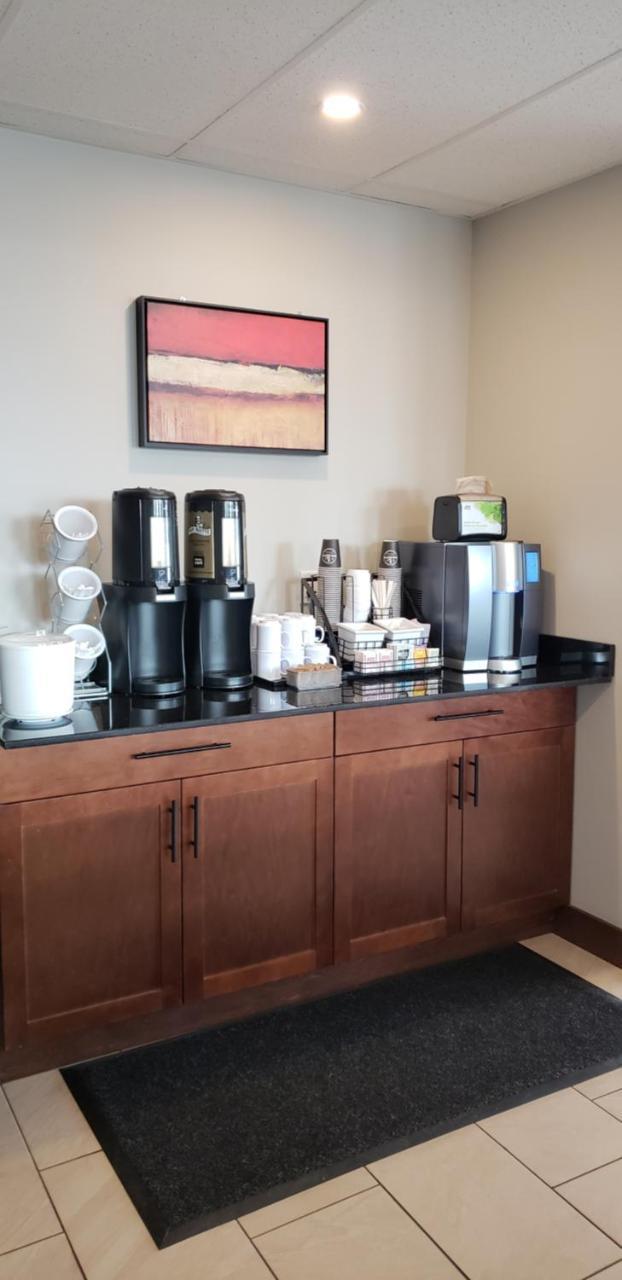 Super 8 By Wyndham Kelowna Bc Esterno foto