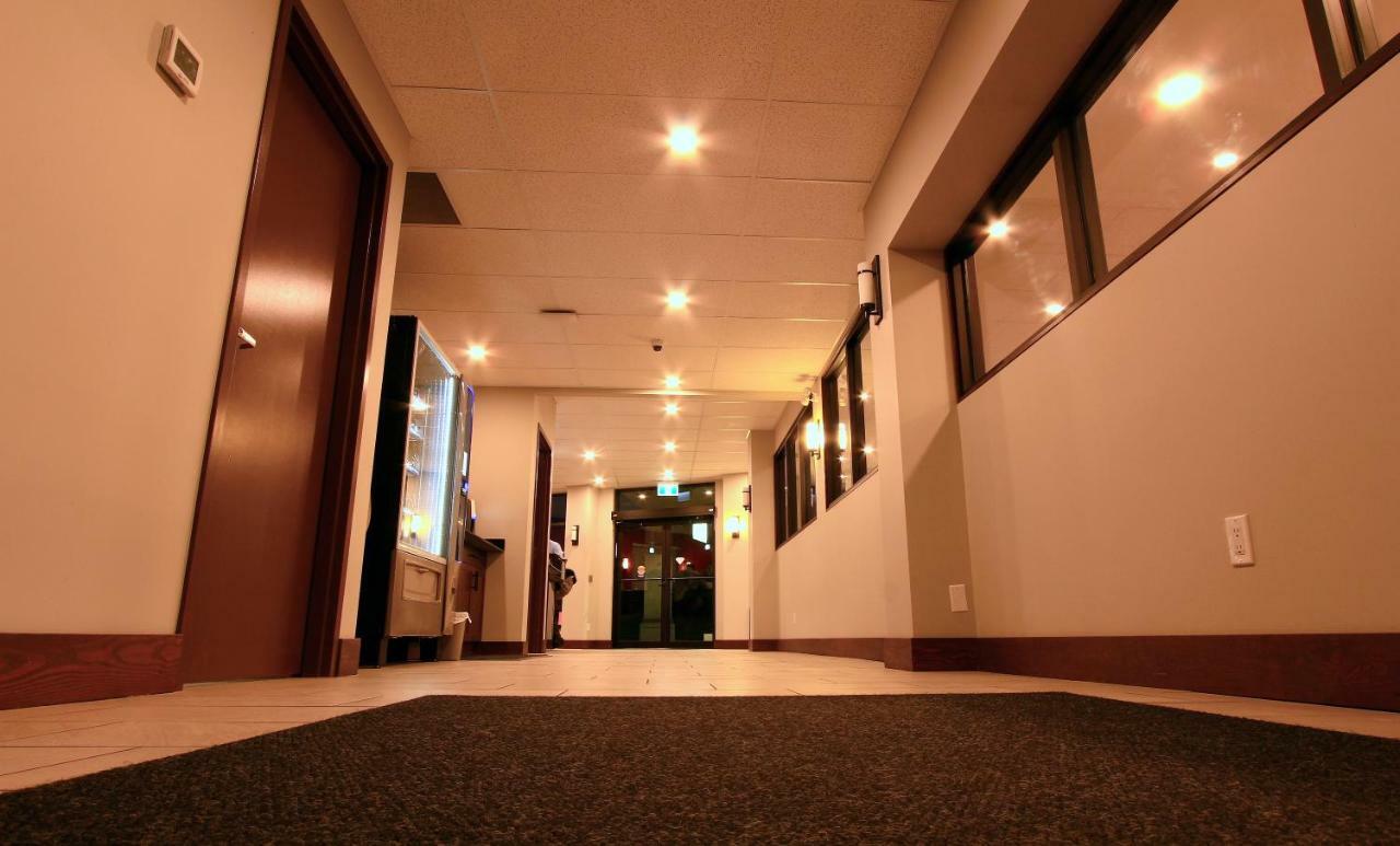 Super 8 By Wyndham Kelowna Bc Esterno foto