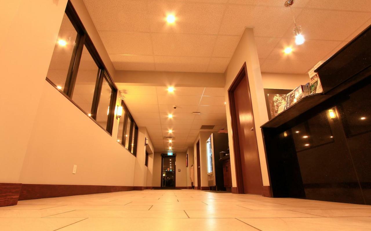 Super 8 By Wyndham Kelowna Bc Esterno foto