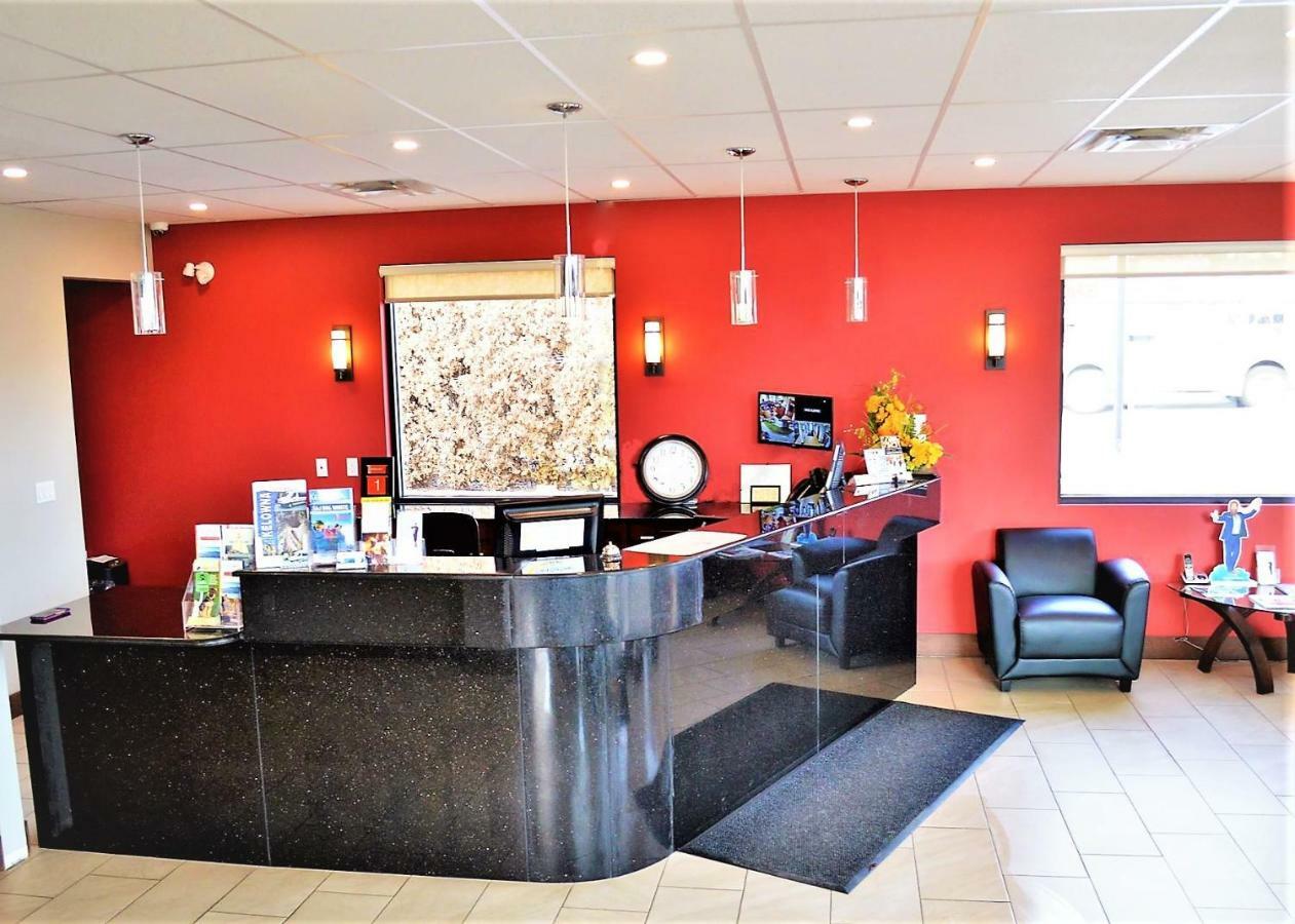 Super 8 By Wyndham Kelowna Bc Esterno foto